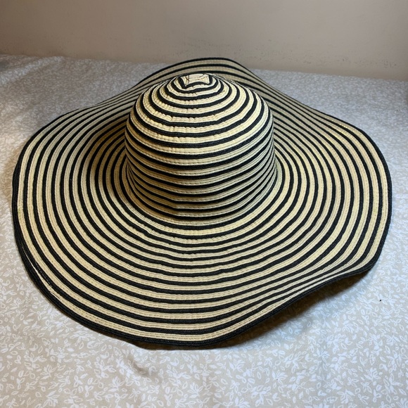 Four women, sun hats, OS.  All in fair/good condition. - Picture 2 of 5